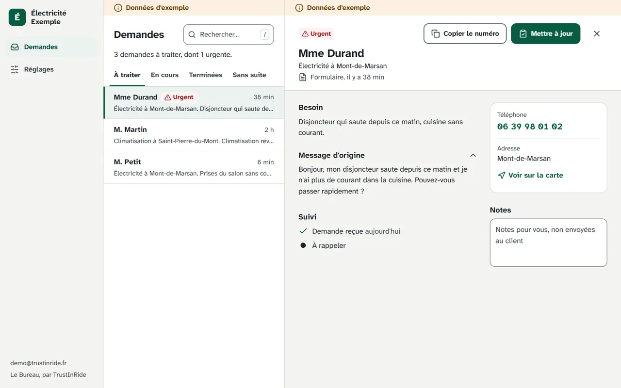 Le tableau de bord sur ordinateur : la liste des demandes à traiter et, à côté, la fiche d'une demande urgente avec le besoin, le message d'origine, le numéro et les notes.